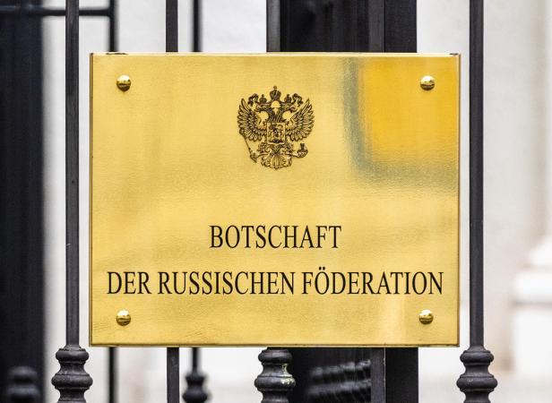 Schild mit der Aufschrift "Botschaft der russischen Föderation"