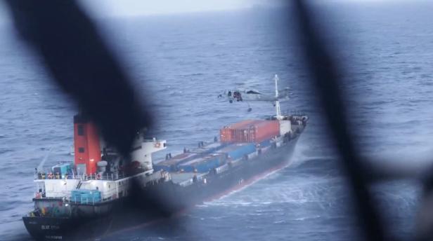 US-Streitkräfte entern ein Frachtschiff, das die US-Blockade der Straße von Hormus zu durchbrechen droht. 