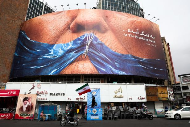 Plakat in Teheran: Eine symbolische Darstellung der Straße von Hormus, zusammengenäht über Trumps Gesicht