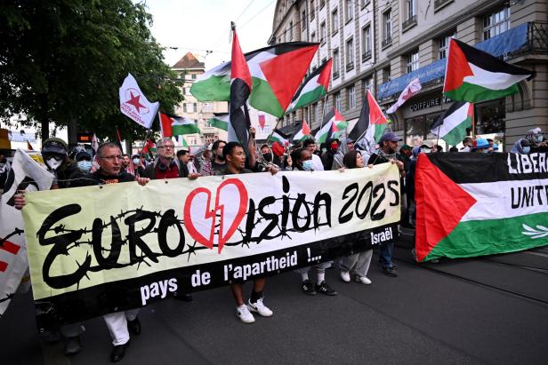 Ein Banner bei den Protesten gegen den ESC in Basel 2025.