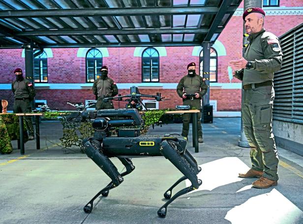 Ein Roboter-Hund mit den Einsatzkräften.
