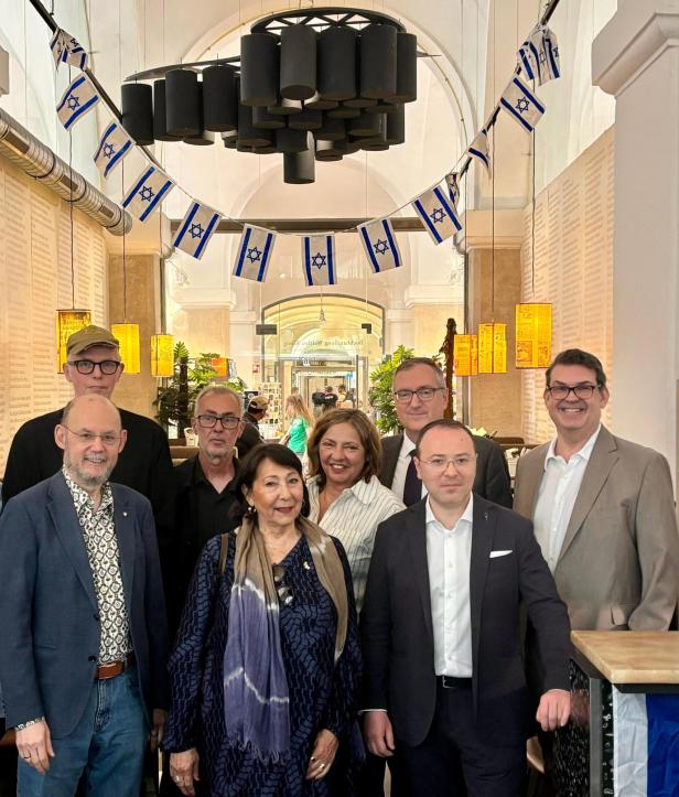 IKG-PRäsident und andere stehen im Israel-Café