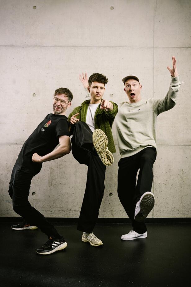 Die Band Deine Freunde auf einem Promo-Bild in heiteren Posen