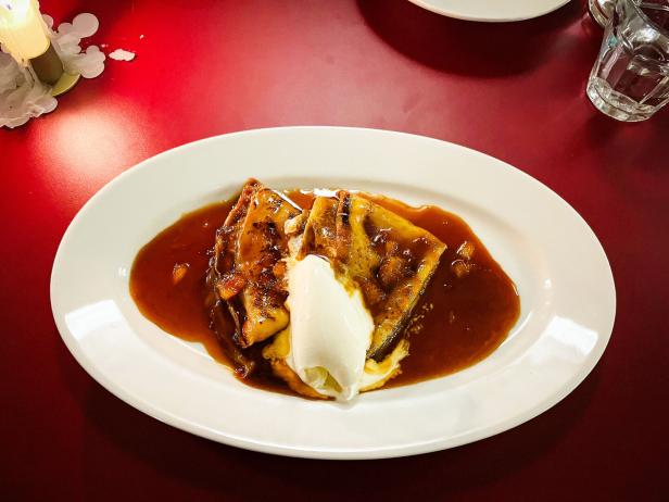 Das Bild zeigt Crêpe Suzette mit Sauerrahmeis