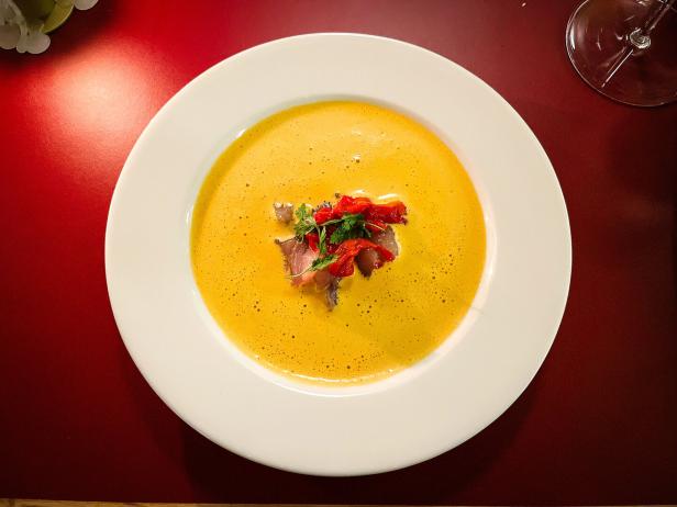 Das Bild zeigt eine Fischsuppe mit Forelle als Einlage