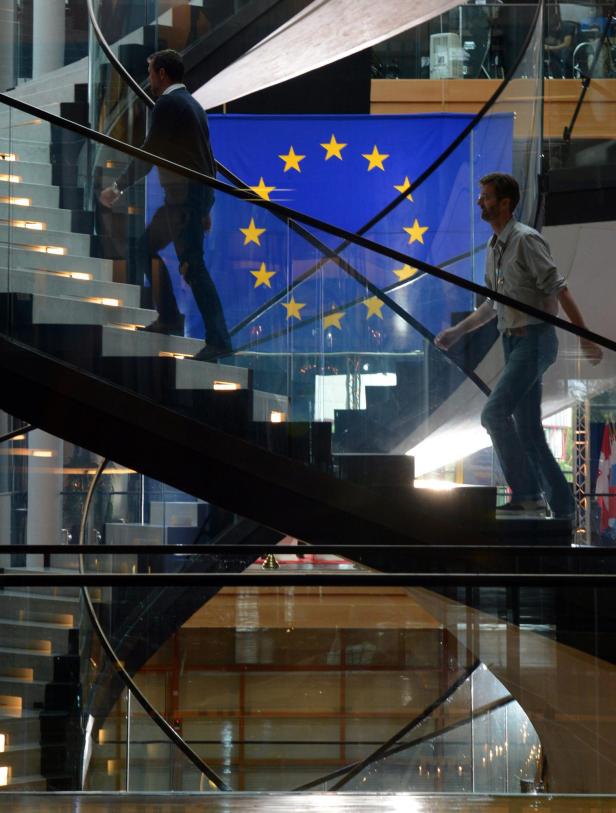 Illustration zum Thema EU / EU-Wahl. Eine EU-Fahne hängt im Innenbereich des EU-Parlaments in Straßburg aufgenommen am 21. Mai 2013. In Österreich findet am 25. Mai 2014 die Wahl für das EU-Parlament statt. APA-FOTO: EPA/PATRICK SEEGER