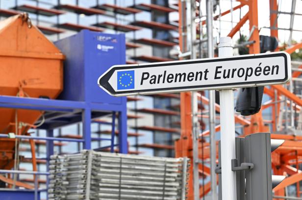 in Schild mit der Aufschrift "Parlement Européen" vor einer Baustelle des Europäischen Parlaments in Straßburg, aufgenommen am Montag, 15. Juli 2024. Das am 09. Juni 2024 gewählte Europaparlament tritt am Dienstag, 16. Juli 2024 in Straßburg erstmals zusammen. - FOTO: APA/HANS KLAUS TECHT