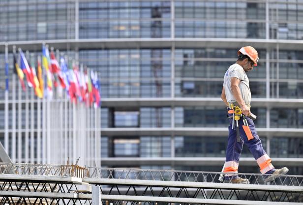 Ein Bauarbeiter auf einer Baustelle vor dem Europäischen Parlament in Straßburg, aufgenommen am Montag, 15. Juli 2024. Das am 09. Juni 2024 gewählte Europaparlament tritt am Dienstag, 16. Juli 2024 in Straßburg erstmals zusammen. - FOTO: APA/HANS KLAUS TECHT