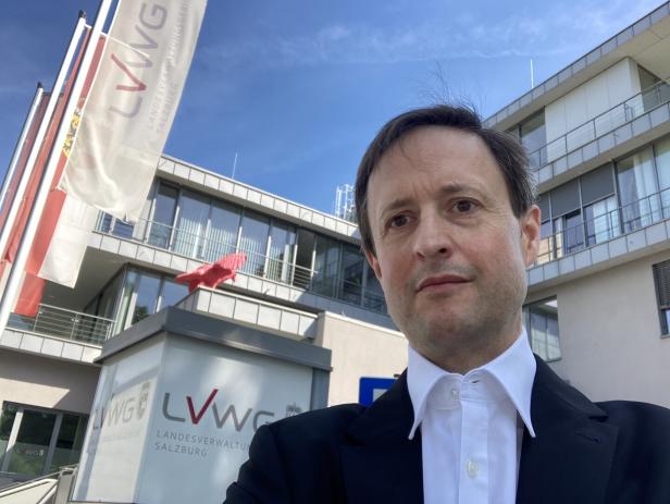 profil-Chefreporter Stefan Melichar vor dem Landesverwaltungsgericht Salzburg