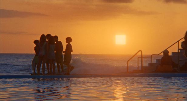 Kinder am Meer, am Himmel eine quadratische Abendsonne: Szene aus "Everytime"