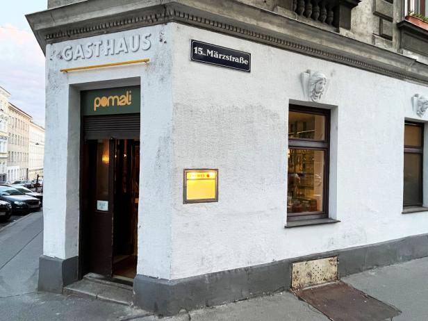 Das Bild zeigt das Gasthaus Pomali von außen