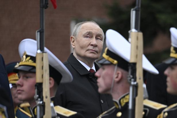 Putin vor russischen Soldaten