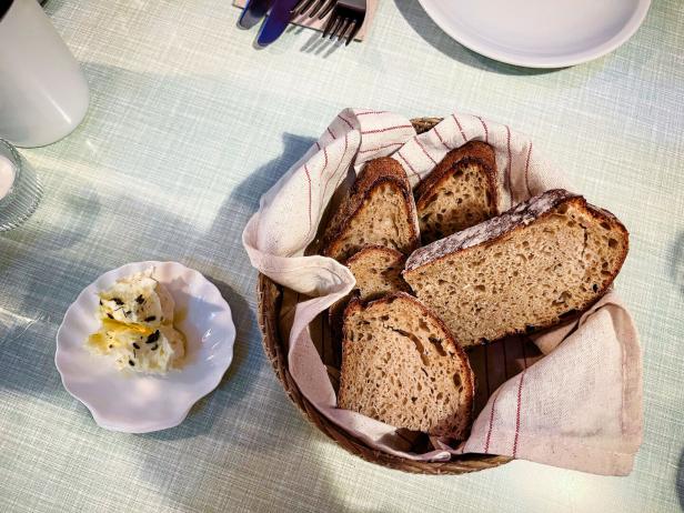 Das Bild zeigt eine Korb hausgemachtes Sauerteig-Zwiebel-Brot