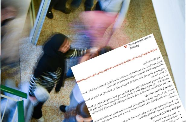 Mehrere Schülerinnen gehen eine Treppe hinunter, im Vordergrund ein arabischsprachiger Elternbrief.