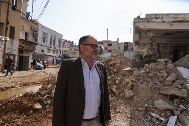 UNRWA-Direktor Friedrich im November 2024 vor dem zerstörten UNRWA-Gebäude im Flüchtlingslager Nur Shams im Westjordanland 