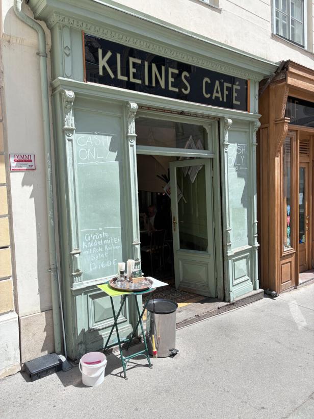 Portal des Kleinen Cafe am Wiener Franziskanerplatz