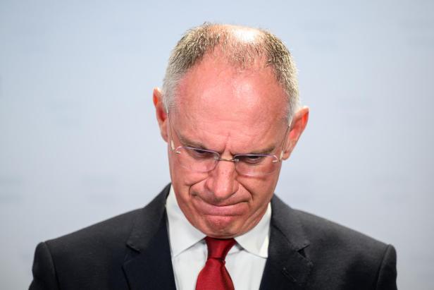Innenminister Gerhard Karner (ÖVP) schaut nach unten