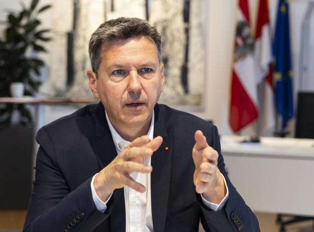 Der Kärntner Landeshauptmann Daniel Fellner (SPÖ) spricht im schwarzen Anzug ohne Krawatte