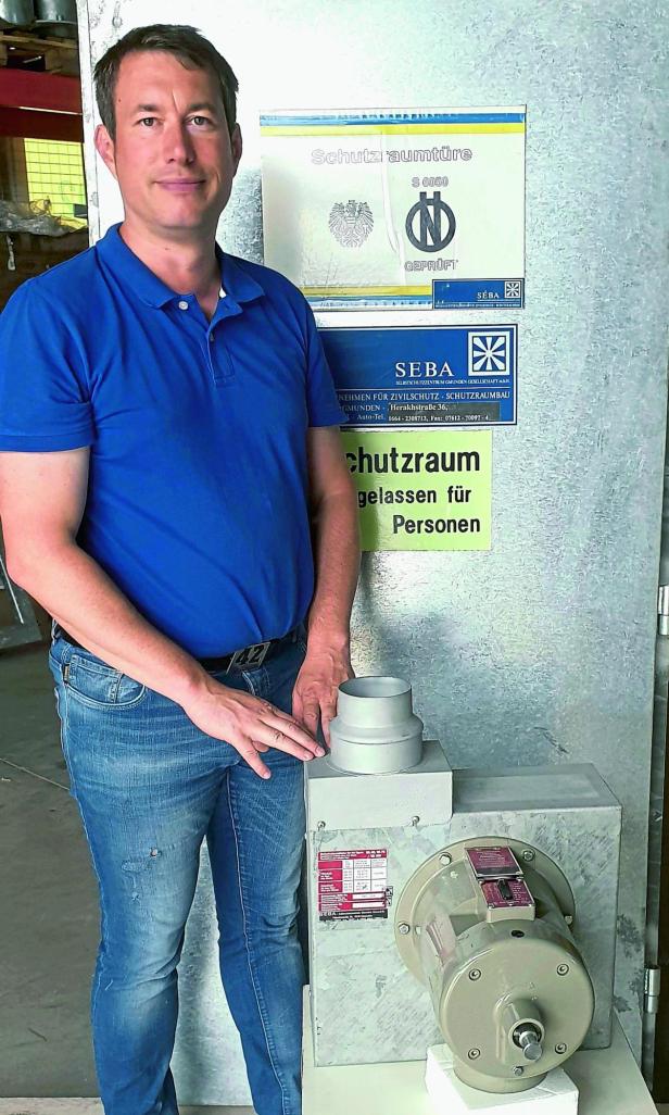 Manfred Schuster steht vor einer Belüftungsanlage für Schutzräume