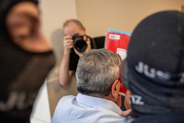 H. wird fotografiert.