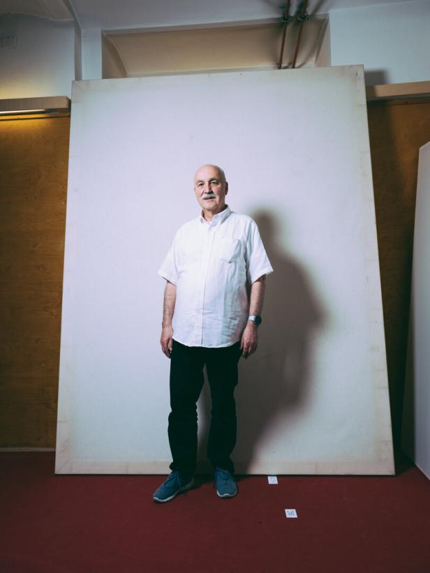 Der Theologe Wolfgang Palaver im Wiener Odeon-Theater, in weißem Hemd und dunkler Hose vor weißer Leinwand.
