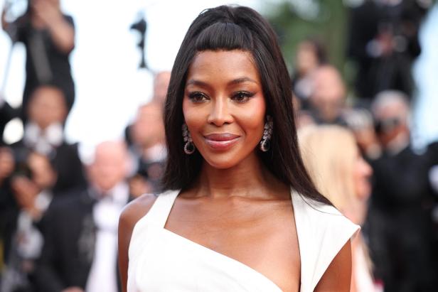 Model Naomi Campbell in einem weißen Kleid in Cannes