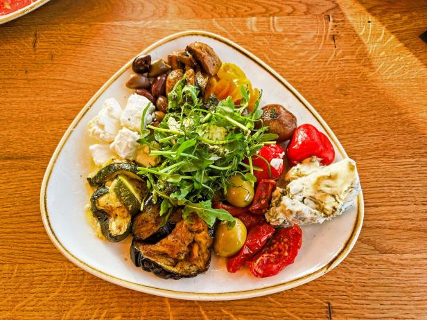Das Bild zeigt einen vegetarischen Antipasti-Teller