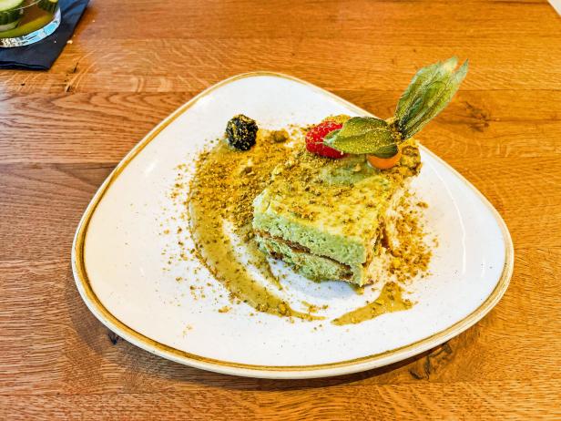 Das Bild zeigt ein Pistazien-Tiramisu