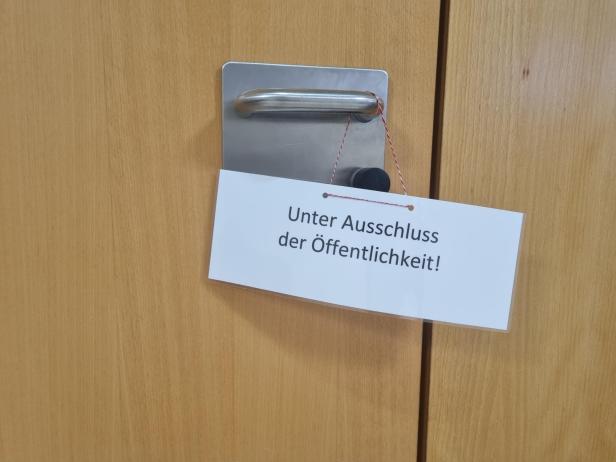 Ein Schild mit der Aufschrift "Unter Ausschluss der Öffentlichkeit" hängt an einer Tür.