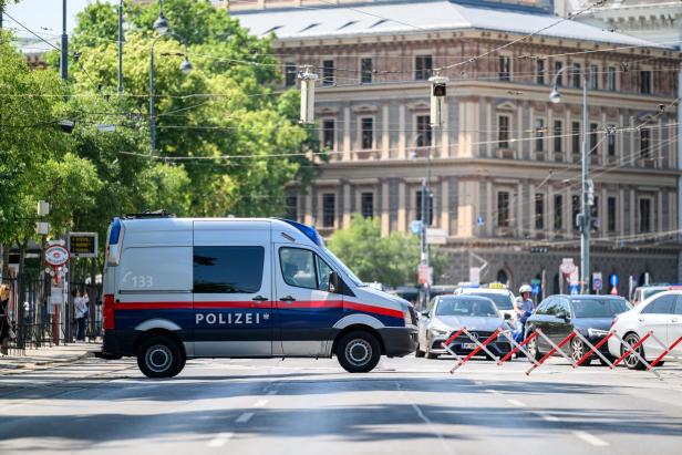 Straßenabsperrung am Ring wegen der Regenbogenparade