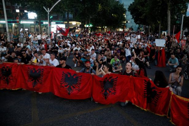 Demonstranten mit Albanien-Flaggen im Stadtzentrum von Tirana 