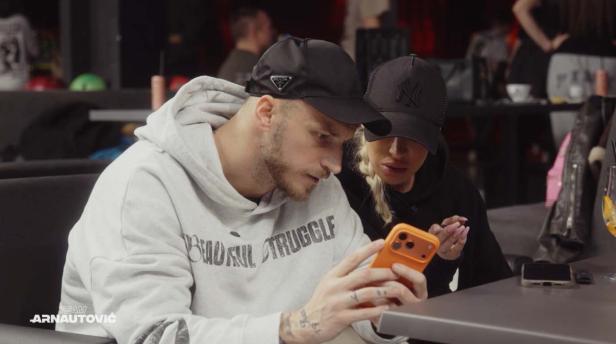 Marko und Sarah Arnautovic schauen auf ein Handy