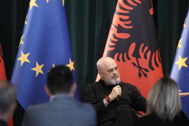 Flankiert von einer EU-Flagge und der Flagge Albaniens gibt Regierungschef Edi Rama eine Pressekonferenz 