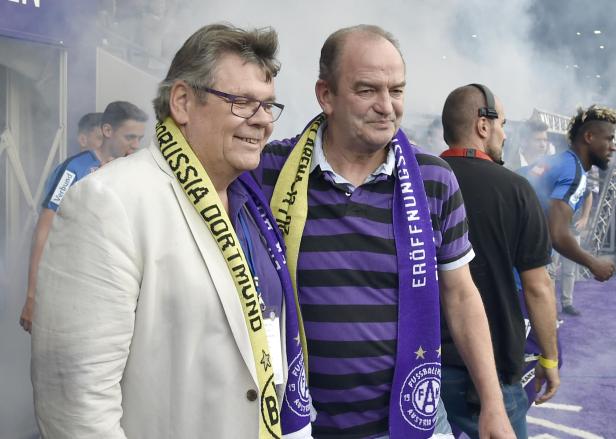 Zwei Männer mit Fanschals von Borussia Dortmund und Austria Wien, Wolfgang Katzian und Herbert Prohaska, stehen im Stadion nebeneinander.