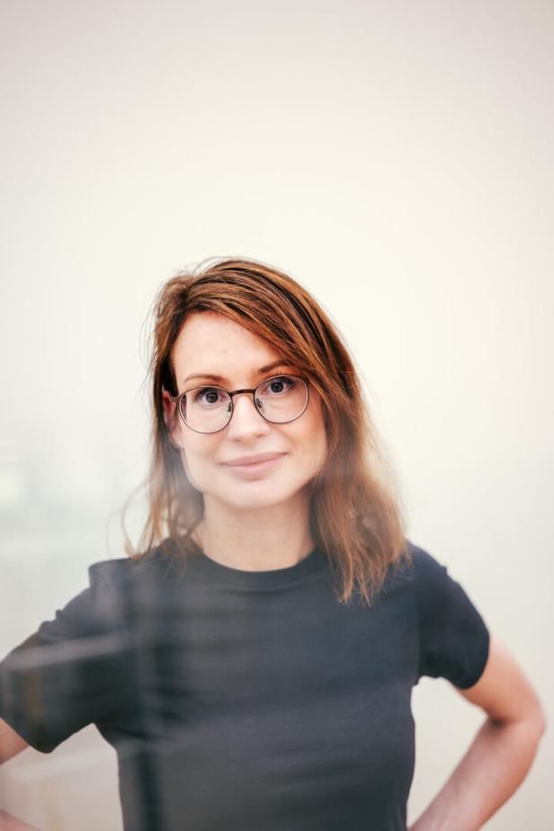 Museumschefin Fatima Hellberg blickt lächelnd direkt in die Kamera