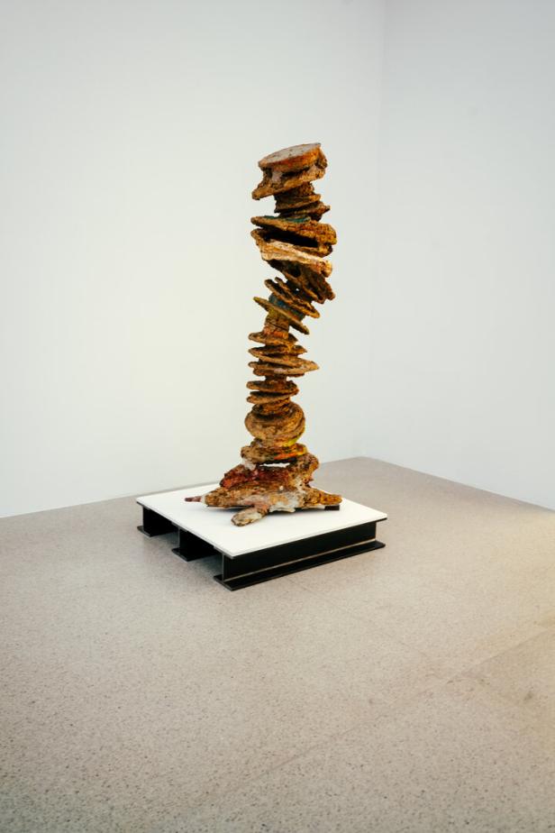 Fragil wirkende Skulptur des Künstlers Franz West in weißem Museumsraum