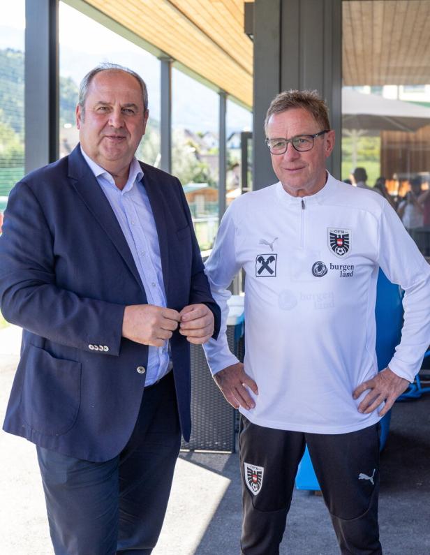 Josef Pröll und Ralf Rangnick stehen in einem hellen Lokal und blicken in die Kamera