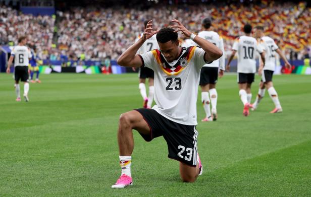 Der deutsche Spieler Felix Nmecha kniet auf dem Rasen und betet