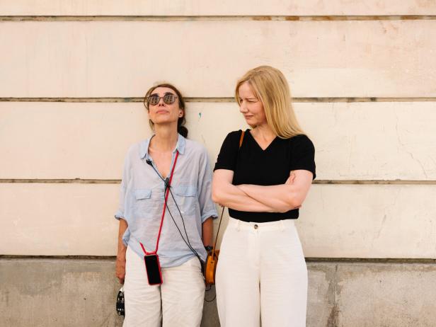 Regisseurin Regina Schilling und die Schauspielerin Sandra Hüller stehen nebeneinander vor einer Hauswand