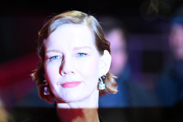 Großaufnahme des scheinwerferbestrahlten Gesichts der Schauspielerin Sandra Hüller  