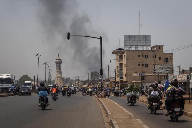 Rauch steigt über einem Highway in Bamako auf.