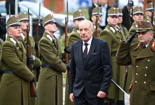 Ungarns Präsident Tamás Sulyok bei einer Feierlichkeit mit Sicherheitskräften 