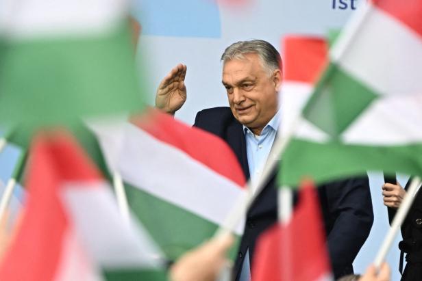 Ungarns Ex-Regierungschef Viktor Orbán im Wahlkampf mit Ungarn-Flaggen 
