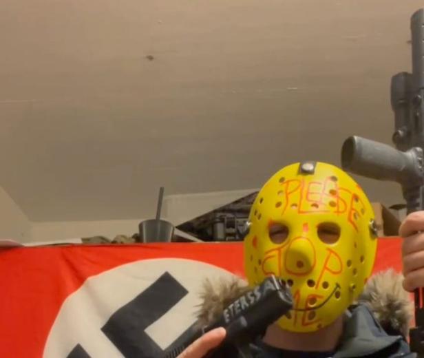 In einem Video hält ein Mitglied eine Pistole in die Kamera, auf dem Lauf ist der Schriftzug „Eterssa“ zu lesen. Das Gesicht des Mannes ist hinter einer gelben Eishockeymaske verborgen, die Ähnlichkeit mit der Figur Jason Voorhees aus der Horrorfilmreihe „Freitag der 13.“ hat. Hinter ihm hängt eine Nazi-Flagge.
