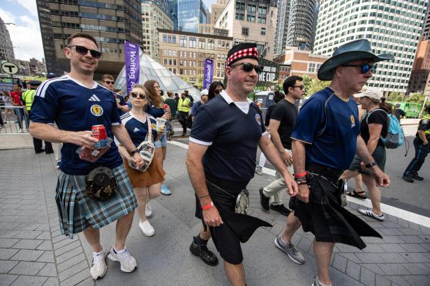 Schottische Fußballfans spazieren durch Boston 