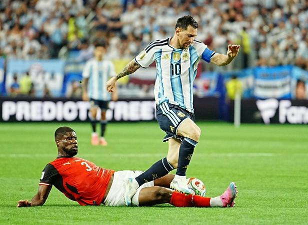 Lionel Messi wird von Kevin Danso gegrätscht