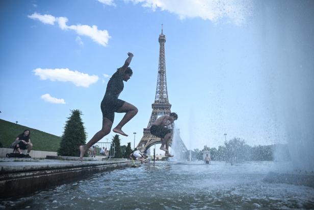 Badende vor dem Eiffelturm in Paris