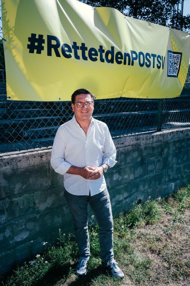 Post-SV-Obmann Clemens Rarrel steht vor einem Plakat mit der Aufschrift "Rettet den PostSV"