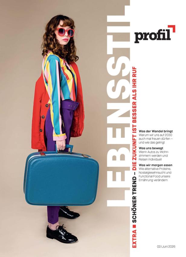 Cover des Magazins Lebensstil, eine Frau in einem bunten Outfit trägt einen Koffer