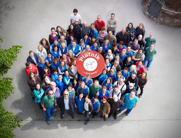 Ein Gruppenfoto mit den Mitarbeitenden der Firma PIATNIK